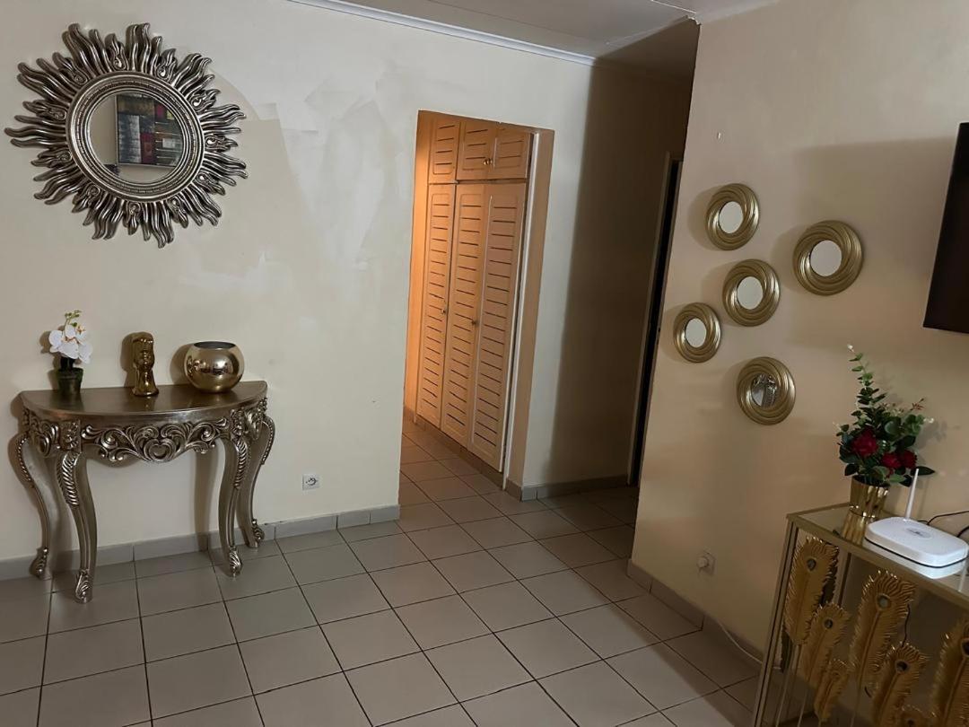 Iris Room Либревиль Экстерьер фото